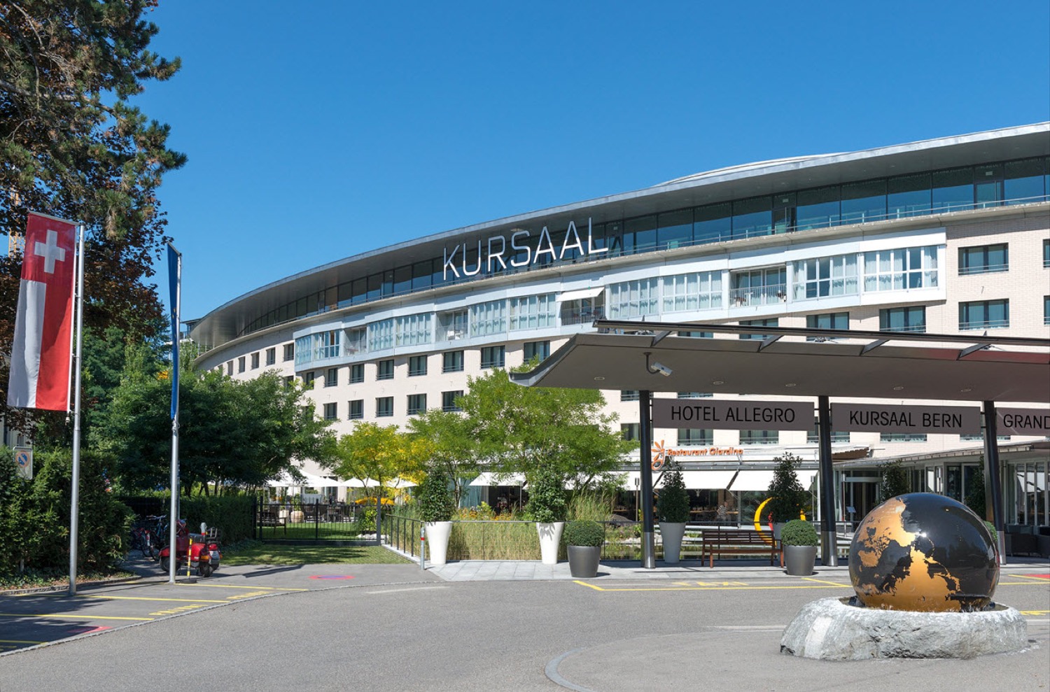Eingang eines Schweizer Hauses, in dem Hotel und Spielbank denselben Vorplatz teilen